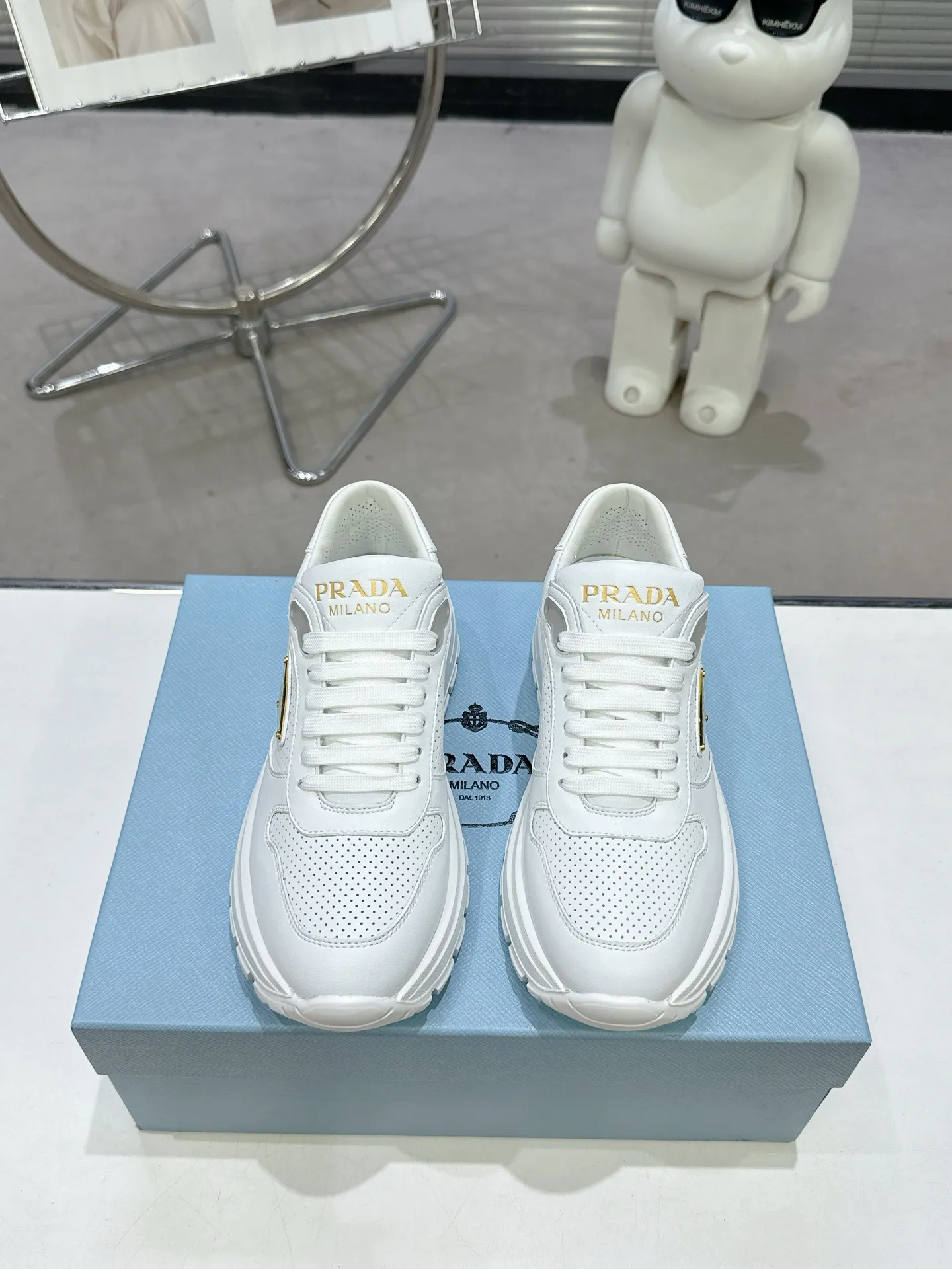 👟👟Ex-factory price 600👟👟 PRADA ²⁰²5𝐬𝐬Prada’s new product comes with strength! ❣️Many Internet celebrities have the same style, fashionable and versatile nice items, original shoes are developed and purchased from Italian counters, and are reproduced 1:1 according to the original taste. This year’s theme is not to be defined, embodying texture through simplicity💛From thick-soled sneakers to zigzag short boots to 2024 flat shoes, everything reveals a sure-fire momentum...combining gentleness and handsomeness, the finishing touch for women❤️ The top-grade open-edge beaded cowhide with imported cowhide triangle logo is consistent with the original version, the wear-resistant and ultra-light two-color outsole, and the sheepskin lining are breathable and comfortable. ⚛Size: Women's 35-40 ⚛Size: Men's 39-45 Original packaging accessories. ⚛